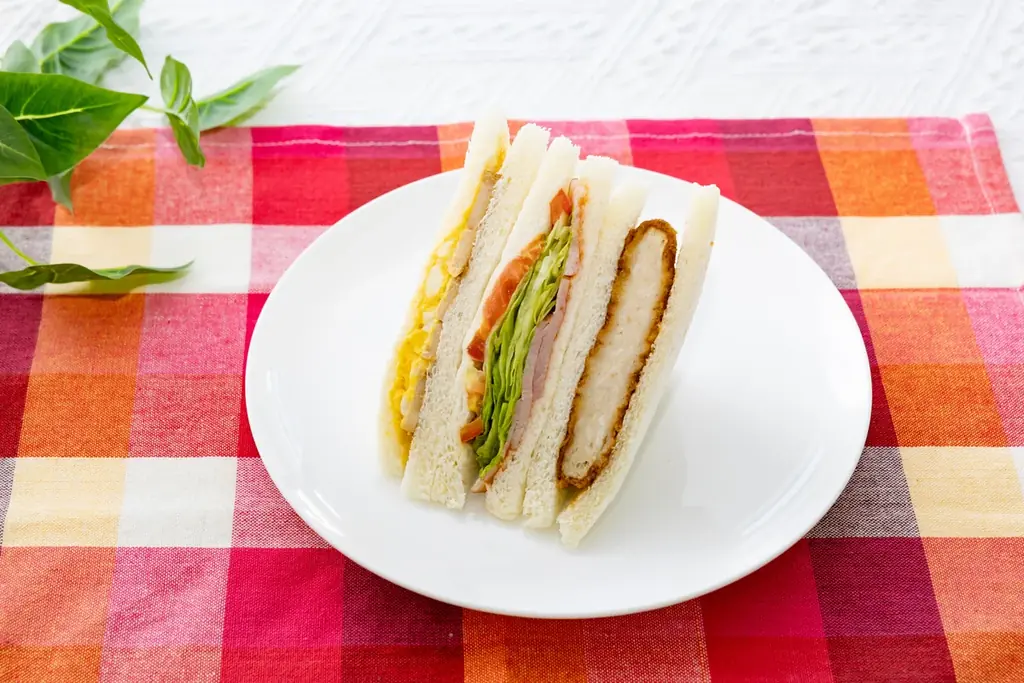 人気具材を贅沢にサンド！ボリューム満点「よくばりミックス」が新登場　10月22日（水）より全国のセブン‐イレブンで順次販売　照り焼きチキン・たまご・ベーコンレタス&トマト・チキンカツを一度に楽しめます 画像 3