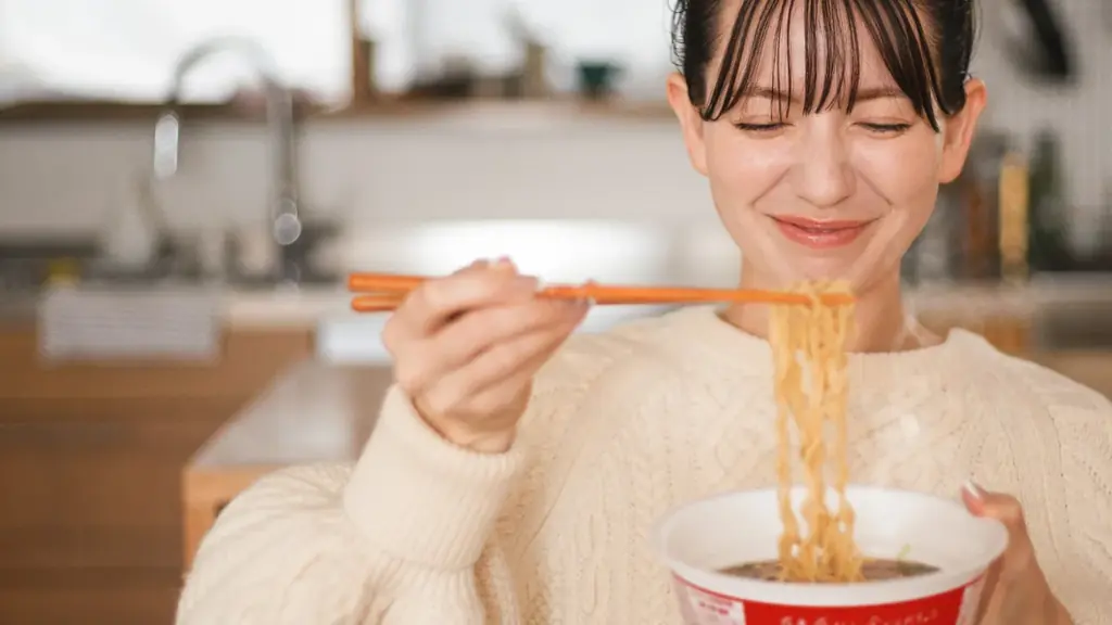 常識を覆すカップラーメン「BASE RAMEN」新登場「BASE RAMEN 鶏ガラ醤油／味噌」10月22日（水）新発売 画像 2