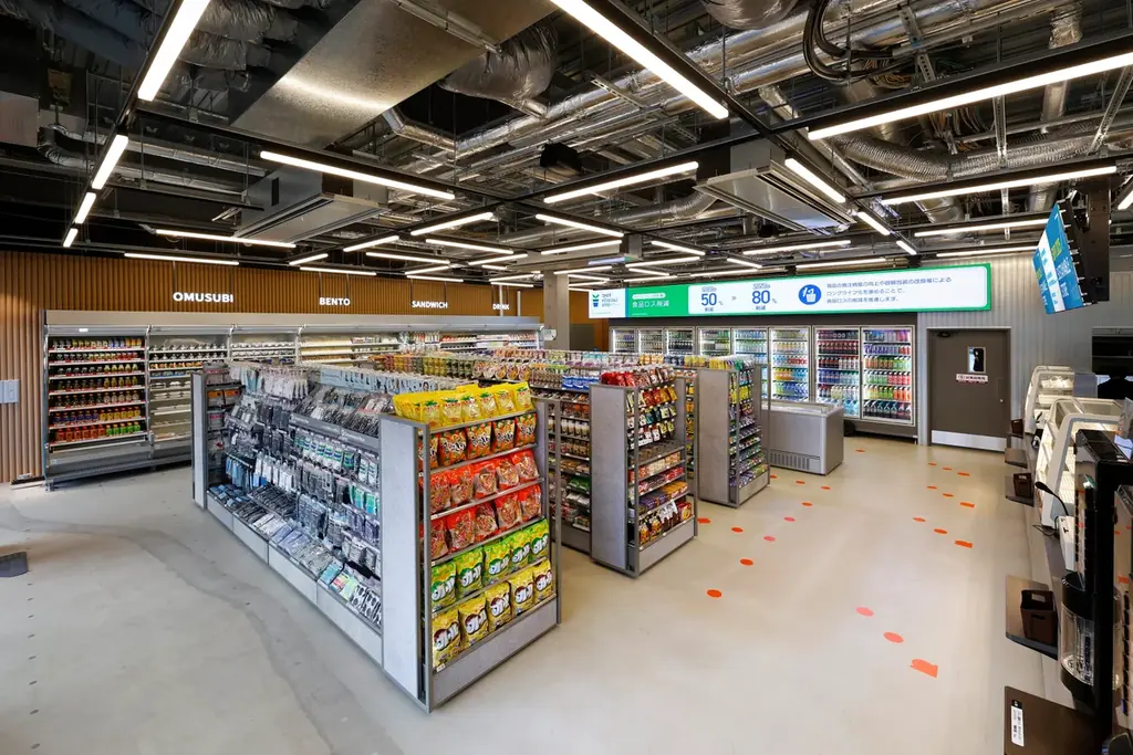 ファミチキ23万個突破、万博店の6か月運営と什器再利用