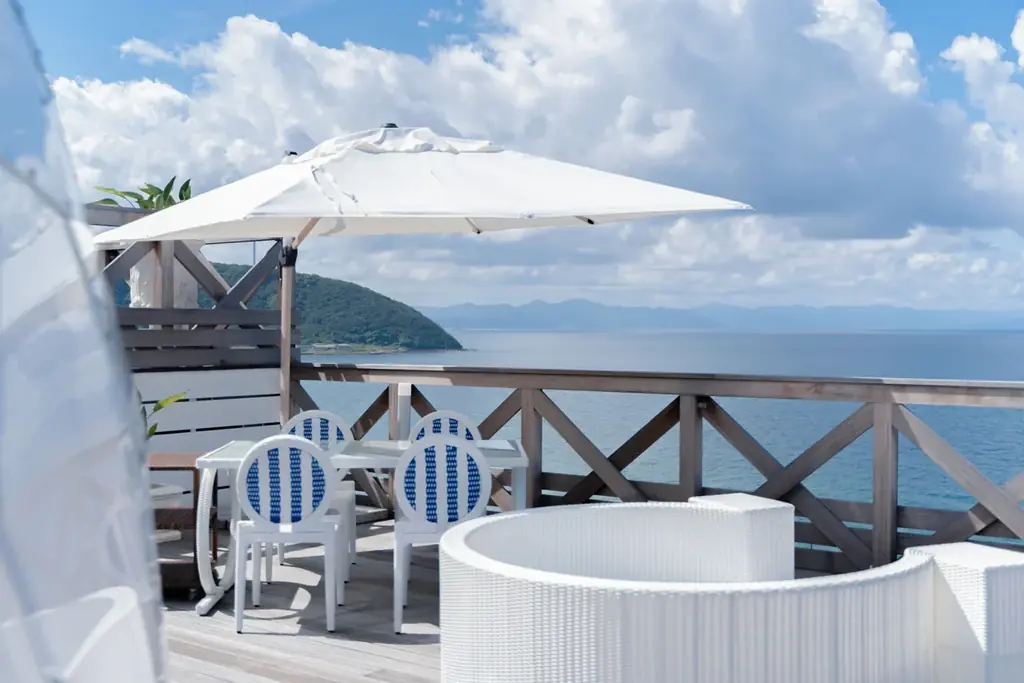 【新掲載】兵庫・南あわじ市の高台に佇む、全棟オーシャンビュー×オールインクルージブグランピング「カリコリゾート淡路島」で叶える、究極のリゾートステイ。 画像 2