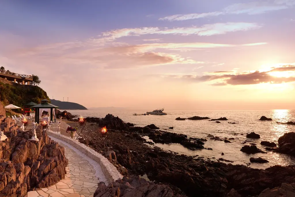 【新掲載】兵庫・南あわじ市の高台に佇む、全棟オーシャンビュー×オールインクルージブグランピング「カリコリゾート淡路島」で叶える、究極のリゾートステイ。 画像 22