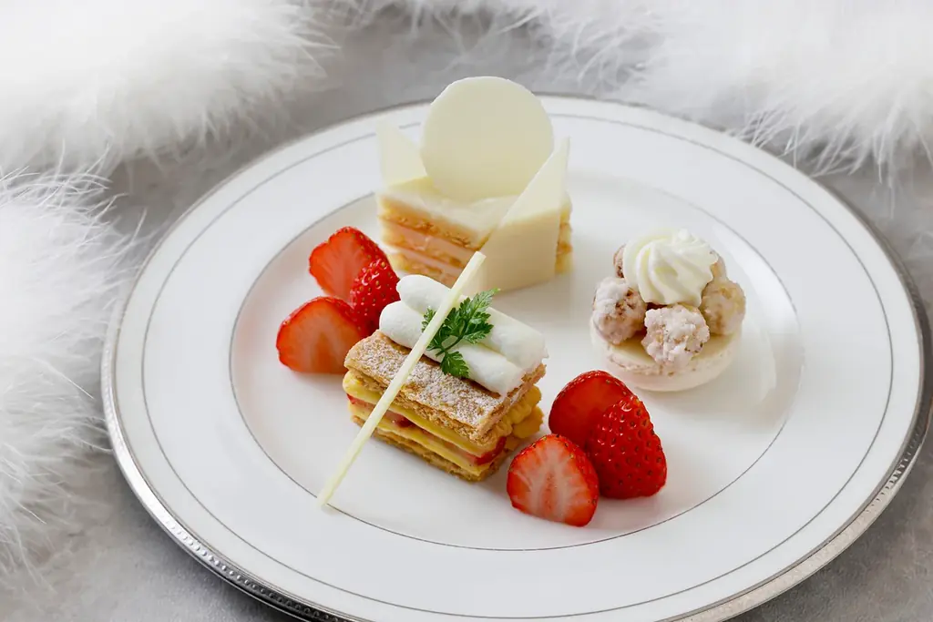 【グランドニッコー東京 台場】『ホワイトアフタヌーンティーセット』提供期間： 2025年11月1日（土）～12月31日（水） 画像 2