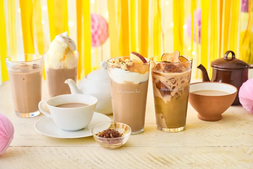 【Afternoon Tea】11/1紅茶の日から「ティーフェス2025」開催！イギリス菓子から着想「アップルクランブルチャイ」、秋の味覚を楽しむ「焼き芋メープルチャイ」など新作デザートチャイ3種 画像 1