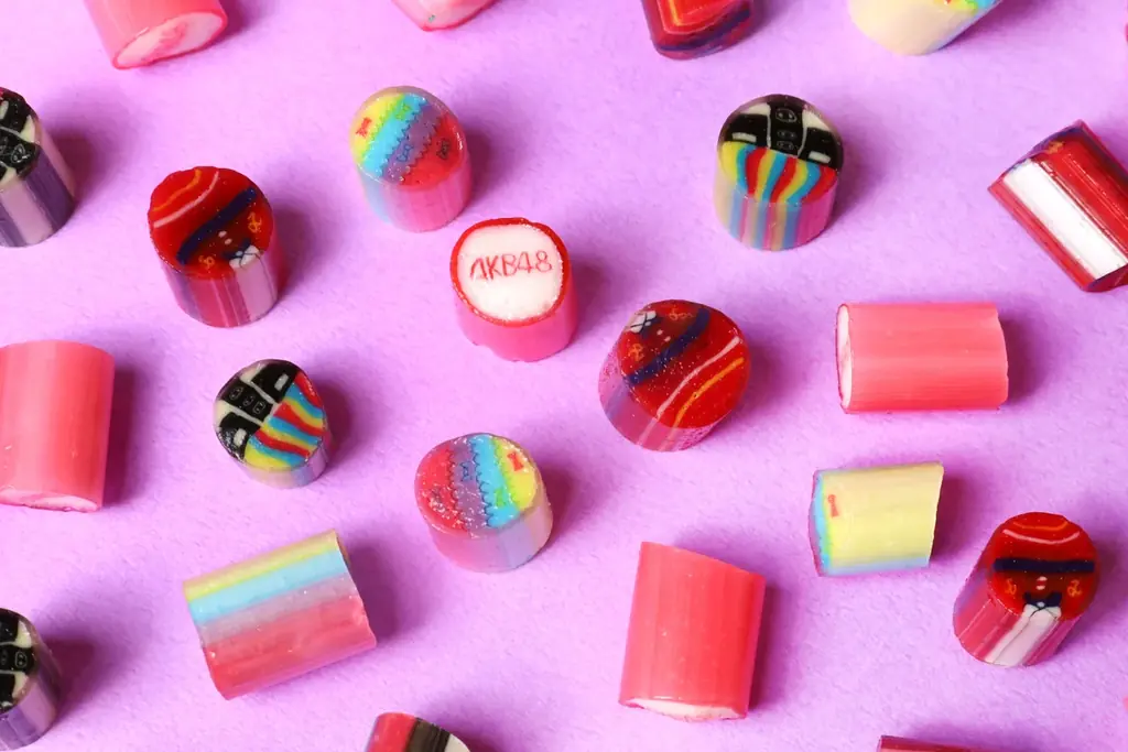 パパブブレと同い年！AKB48の20周年を記念したコラボレーションキャンディ　大丸東京店にて10月15日（水）より数量限定で発売 画像 1