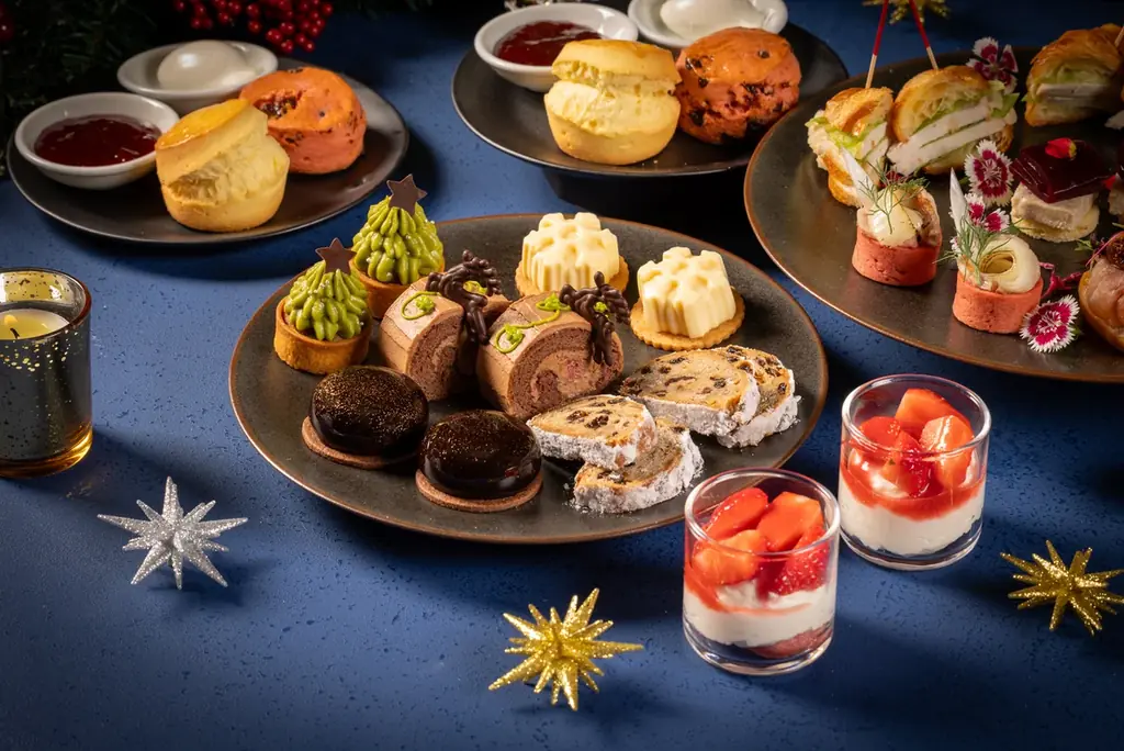 星屑をまとったムースケーキ、雪の結晶やクリスマスツリーモチーフのスイーツが登場　心躍るホリデーシーズンの華やぎを表現したスイーツ&セイボリーを楽しむ『スターライト ノエル アフタヌーンティー』開催 画像 2