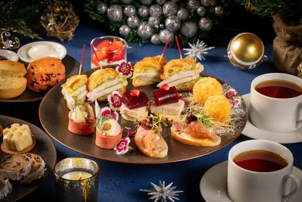 星屑をまとったムースケーキ、雪の結晶やクリスマスツリーモチーフのスイーツが登場　心躍るホリデーシーズンの華やぎを表現したスイーツ&セイボリーを楽しむ『スターライト ノエル アフタヌーンティー』開催 画像 3