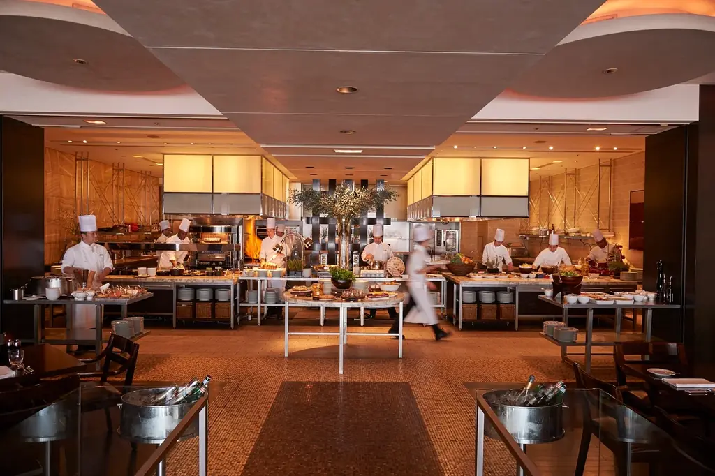 星屑をまとったムースケーキ、雪の結晶やクリスマスツリーモチーフのスイーツが登場　心躍るホリデーシーズンの華やぎを表現したスイーツ&セイボリーを楽しむ『スターライト ノエル アフタヌーンティー』開催 画像 4