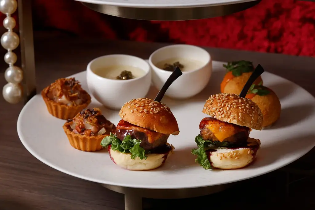 宝石のルビーのように輝く真っ赤ないちごと濃厚ショコラが奏でる『ルビーエレガンス クリスマスアフタヌーンティー』新登場 画像 4