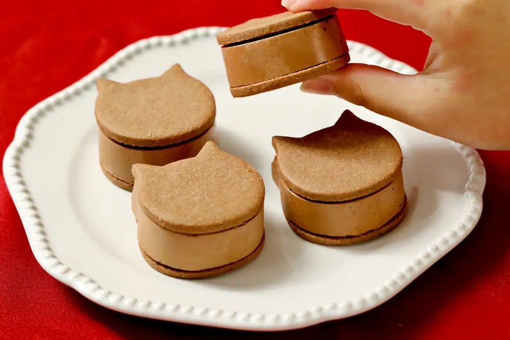 【冬限定！ねこスイーツ】口溶けにゃめらか～な食感とチョコの甘み広がる『にゃめらか テリーヌショコラ』をはじめ、サクサククッキーとまろやかなショコラ×オレンジを楽しめる新作バターサンドが期間限定で新発売 画像 7