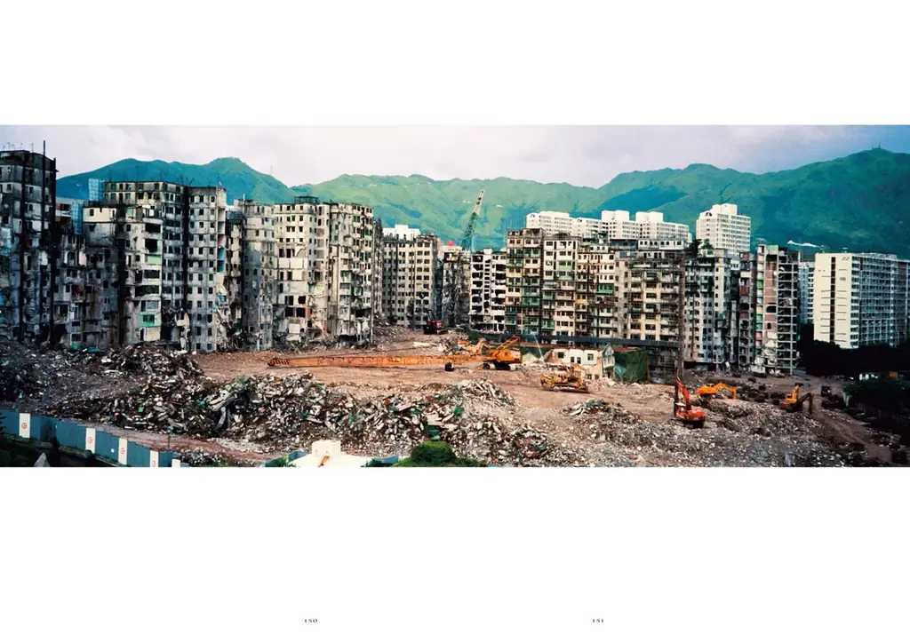 入手困難だった幻の写真集『最期の九龍城砦』が待望の復刊。かつて香港に存在した高層高密スラム街「九龍城砦」の最期の姿を撮影した貴重写真を、初公開カットも含め一挙収録。 画像 8