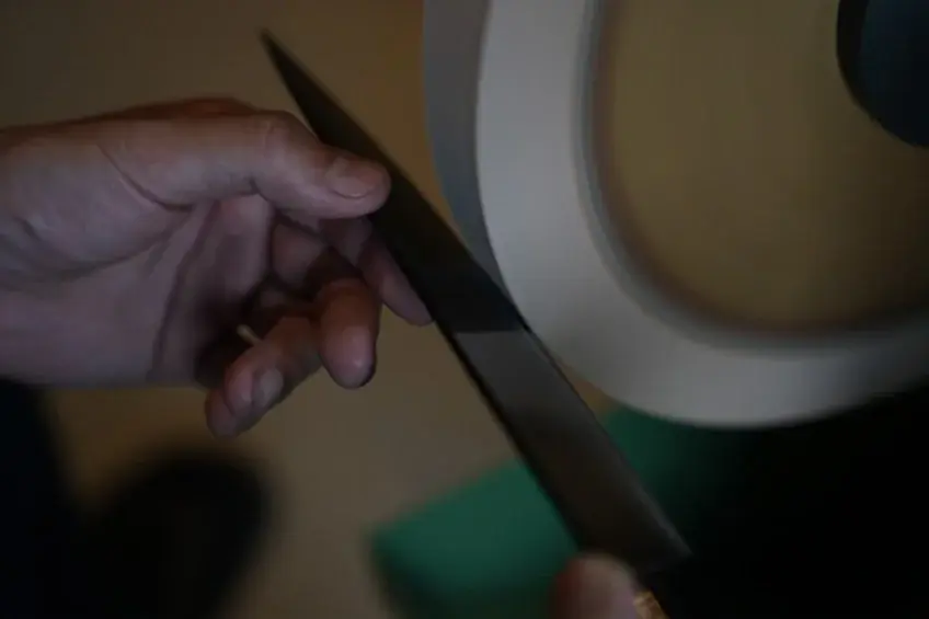 TVアニメ『るろうに剣心 ―明治剣客浪漫譚―』の主人公、緋村剣心の「逆刃刀」をイメージした包丁がキャラクター専門ブランドGARRACKから10月24日に発売。日本が世界に誇る包丁の産地「関市」で生産。 画像 9