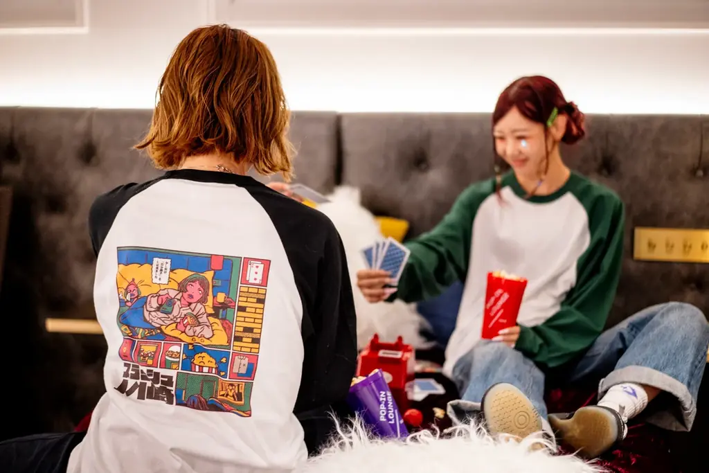 注目のイラストレーター「原田ちあき」とライフスタイルホテル「slash 川崎」がホテル業界初コラボ！「好きなように過ごすホカンス」を描き下ろしたオリジナルグッズと宿泊プランが11月1日（土）～販売開始 画像 1