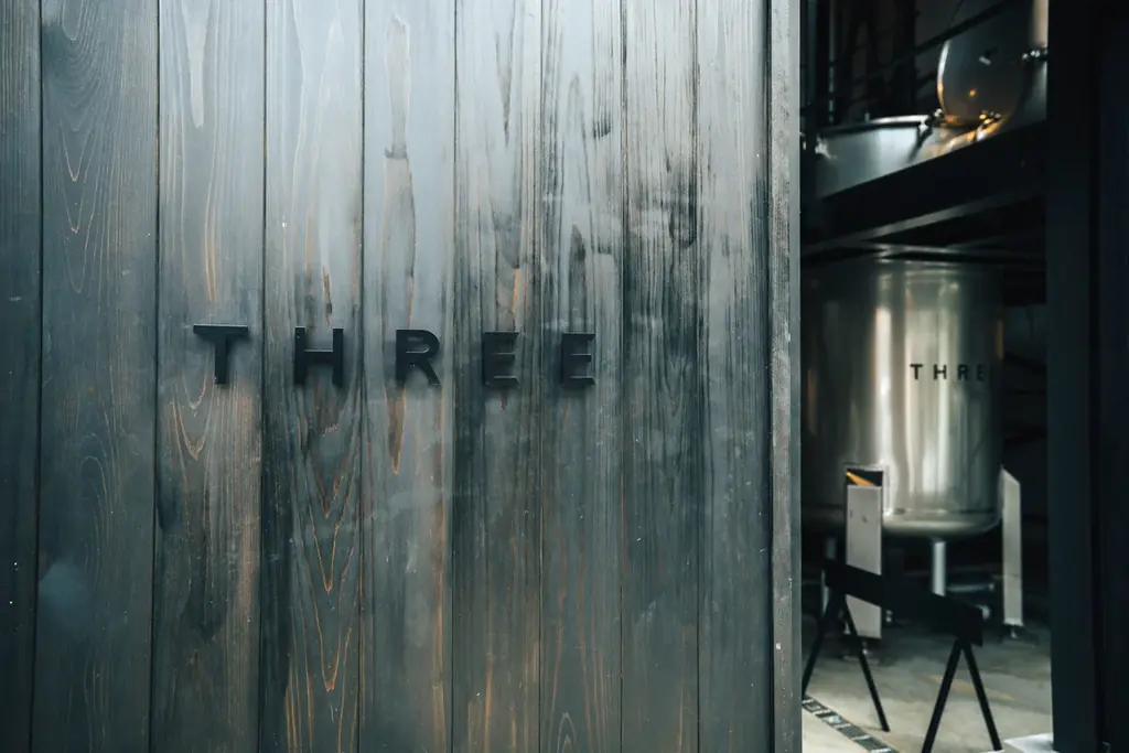 国産精油が生まれる蒸留所「THREE Aroma Distillery」2025年10月19日、佐賀県唐津市呼子町にオープン。 画像 1