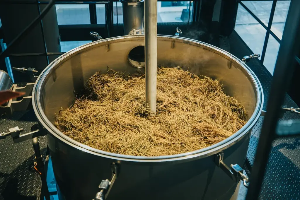 国産精油が生まれる蒸留所「THREE Aroma Distillery」2025年10月19日、佐賀県唐津市呼子町にオープン。 画像 12