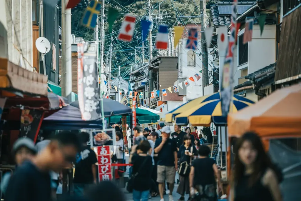 国産精油が生まれる蒸留所「THREE Aroma Distillery」2025年10月19日、佐賀県唐津市呼子町にオープン。 画像 3