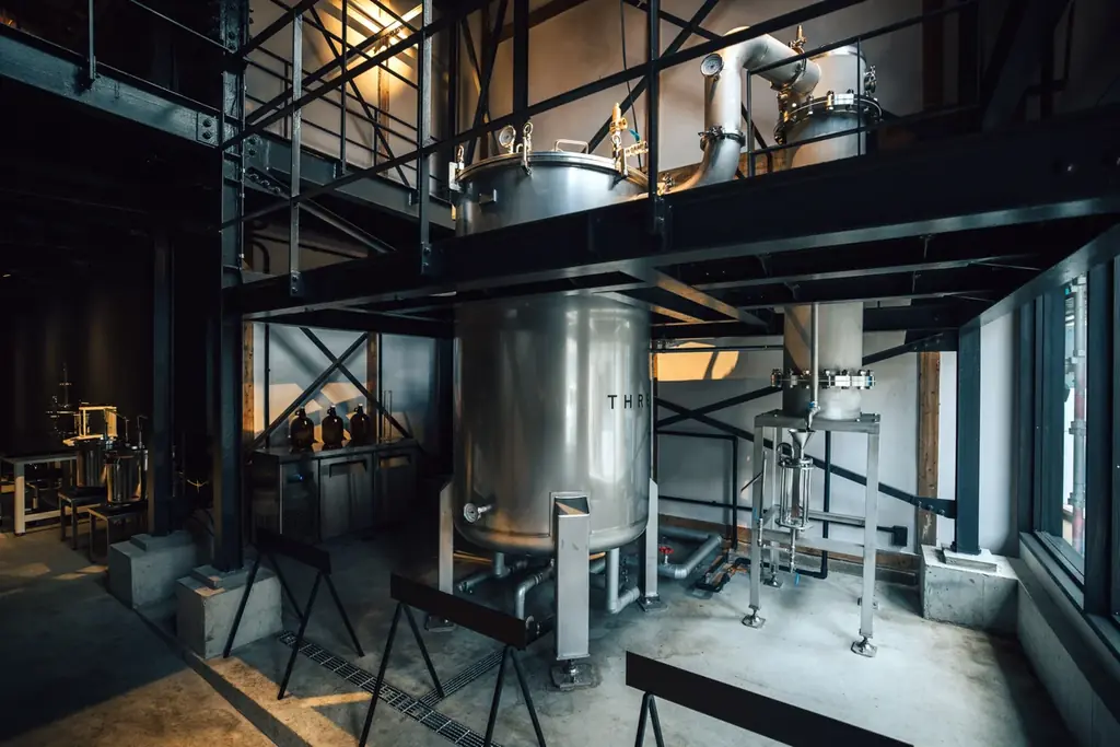 国産精油が生まれる蒸留所「THREE Aroma Distillery」2025年10月19日、佐賀県唐津市呼子町にオープン。 画像 4