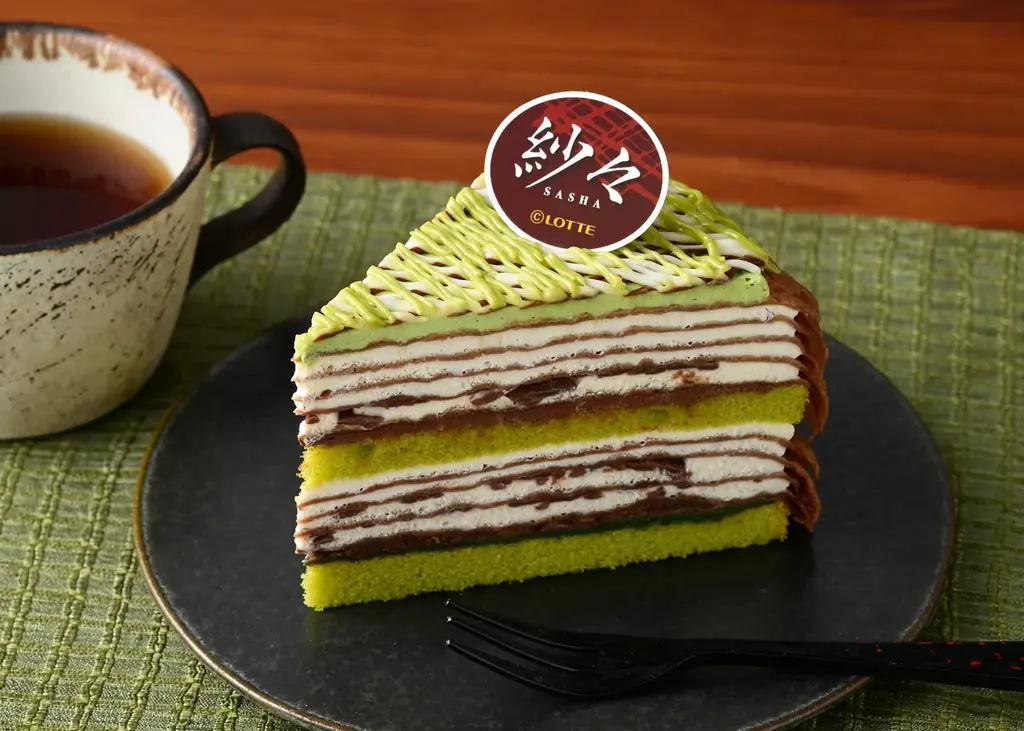 【銀座コージーコーナー】ロッテ「紗々」発売30周年記念コラボ商品。ケーキオリジナル“抹茶ティラミス味” の「紗々ミルクレープ」が新登場！ 画像 1