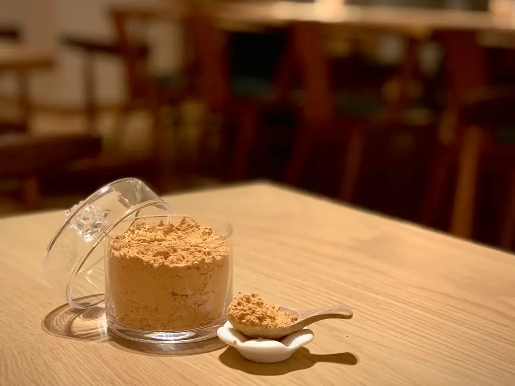 京都（祇園）のきな粉スイーツカフェ“吉祥菓寮”が贈る、秋を彩るご褒美スイーツ 「香ばし焼き栗の贅沢モンブランパフェ」など、自家焙煎きな粉と愉しむ限定メニュー2種が10月18日(土)より新登場 画像 4