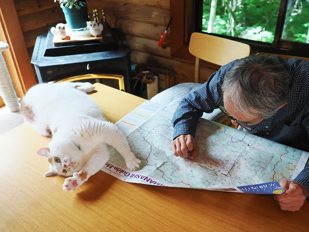 あの猫とお父さんの攻防がまさかのグッズ化　写真集『メイ先輩』特大パネルも登場 画像 6