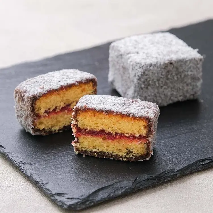 【SNSで話題】オーストラリアの伝統スイーツをおうちで楽しめる『おうちで旅気分 ココナッツラミントン』をスナックミーオンラインストアで期間限定発売 画像 3