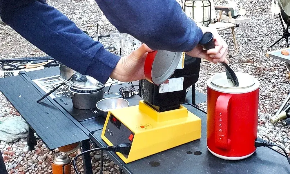キャンプの楽しみを広げるならミニ炊飯器! 電源なしサイトでもポータブル電源があれば、調理も後片付けも驚くほど簡単 画像 1