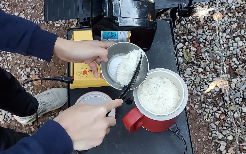 キャンプの楽しみを広げるならミニ炊飯器! 電源なしサイトでもポータブル電源があれば、調理も後片付けも驚くほど簡単 画像 2