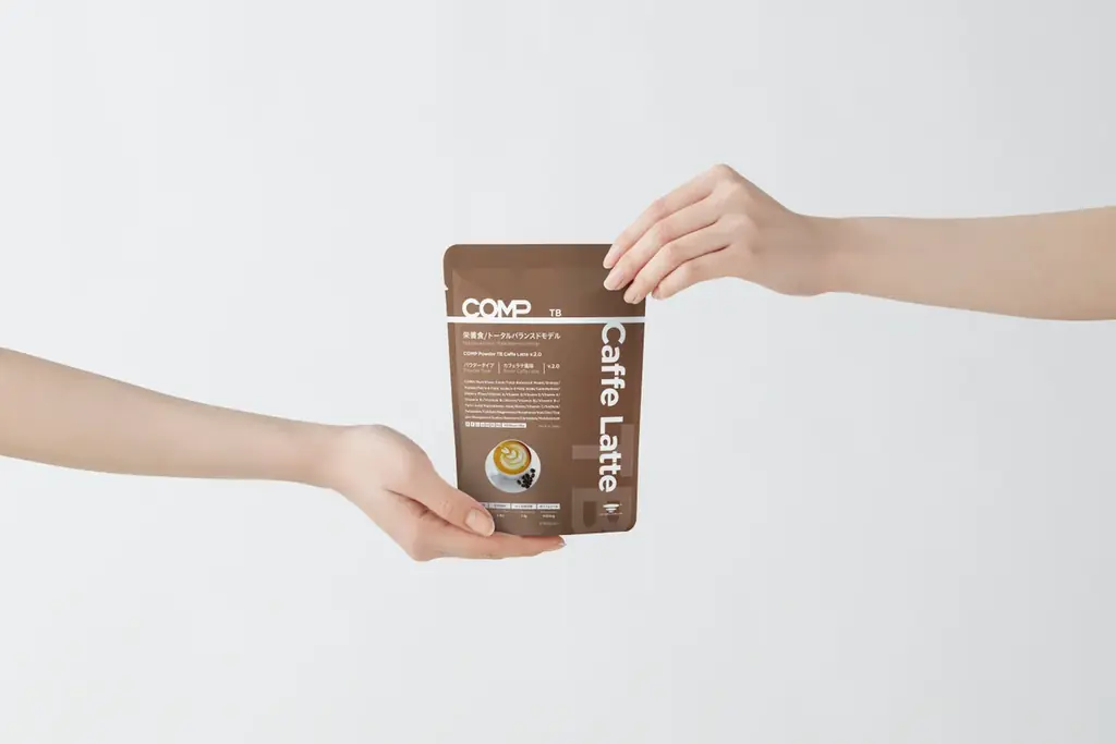 栄養も香りも、ひとつ上の完成度へ。完全食＊『COMP』カフェラテ フレーバーがメジャーアップデート。1食あたりたんぱく質20g、総ポリフェノール含有量1,031mg配合。 画像 2