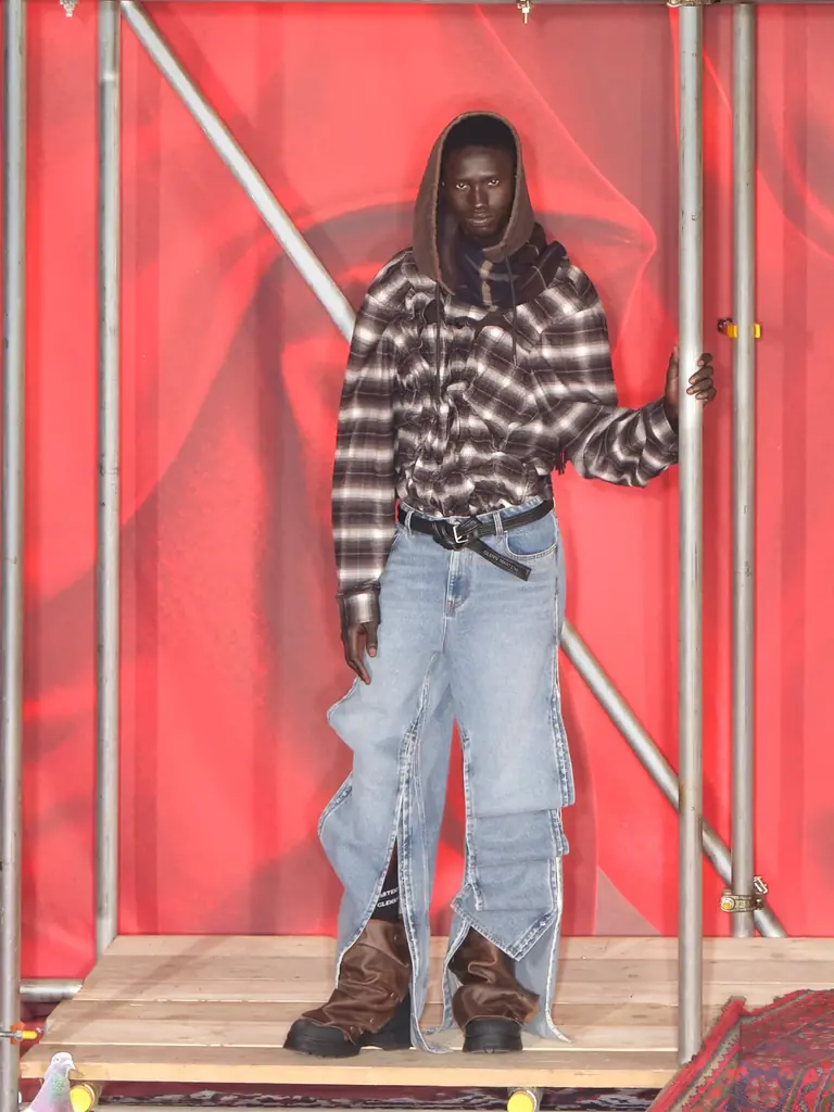 H&M、遊び心と革新が融合する新時代のファッションを提案する、2025年秋のデザイナーコラボレーションコレクション「Glenn Martens × H&M」をついに解禁 画像 15