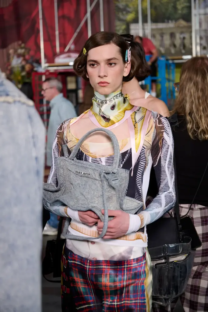 H&M、遊び心と革新が融合する新時代のファッションを提案する、2025年秋のデザイナーコラボレーションコレクション「Glenn Martens × H&M」をついに解禁 画像 3