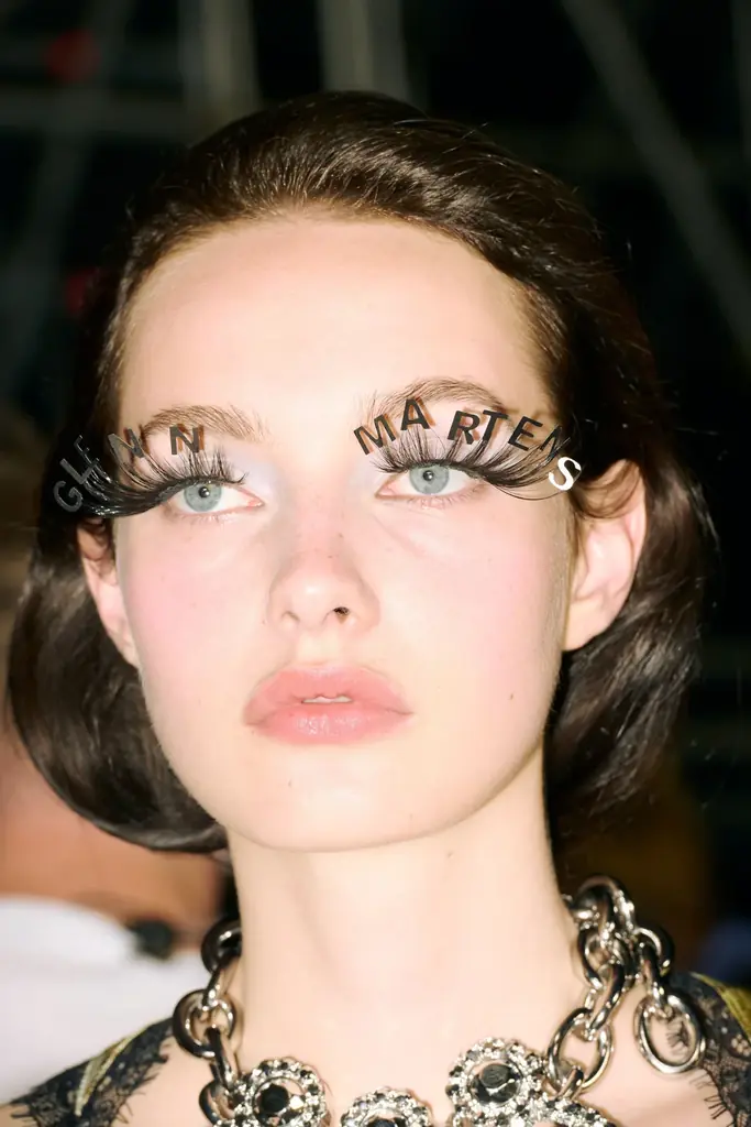 H&M、遊び心と革新が融合する新時代のファッションを提案する、2025年秋のデザイナーコラボレーションコレクション「Glenn Martens × H&M」をついに解禁 画像 4