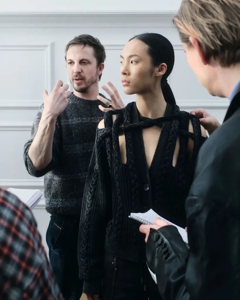 H&M、遊び心と革新が融合する新時代のファッションを提案する、2025年秋のデザイナーコラボレーションコレクション「Glenn Martens × H&M」をついに解禁 画像 6