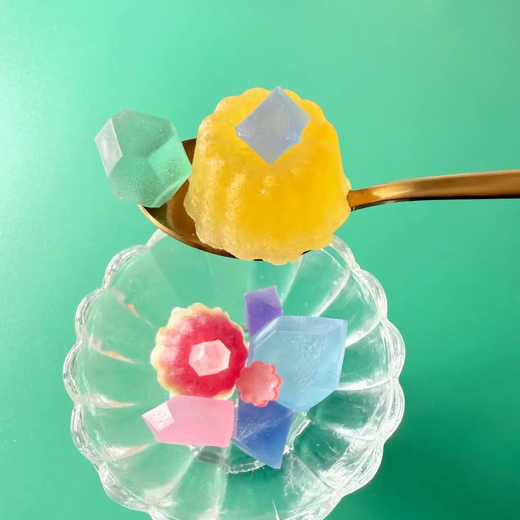 音で味わうスイーツ体験！ASMR「わさびの食べる音」とハラペコラボのコラボスイーツ、待望の第2弾が登場。レトロ喫茶と宝石をテーマに、琥珀糖＆アイシングクッキーを10月17日より期間限定販売開始 画像 4