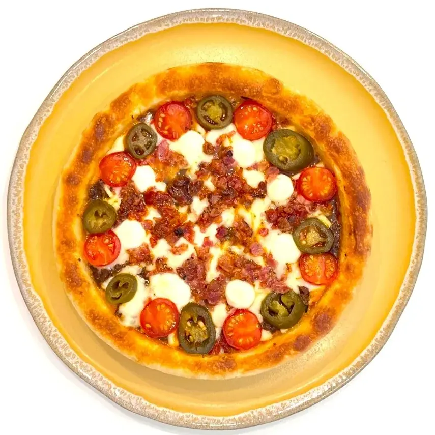 “フォカッチャの生地 × ディープディッシュピザ”『フォカッチャディッシュピザ』BURGERテイストのPIZZAを新発売！ 画像 1