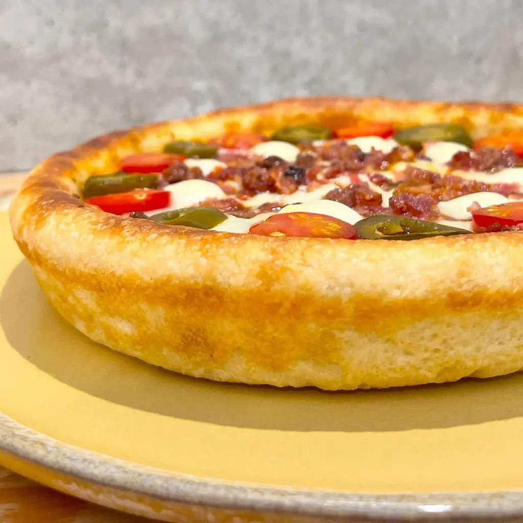 “フォカッチャの生地 × ディープディッシュピザ”『フォカッチャディッシュピザ』BURGERテイストのPIZZAを新発売！ 画像 2