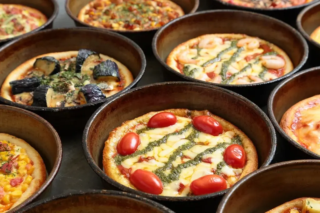 “フォカッチャの生地 × ディープディッシュピザ”『フォカッチャディッシュピザ』BURGERテイストのPIZZAを新発売！ 画像 3