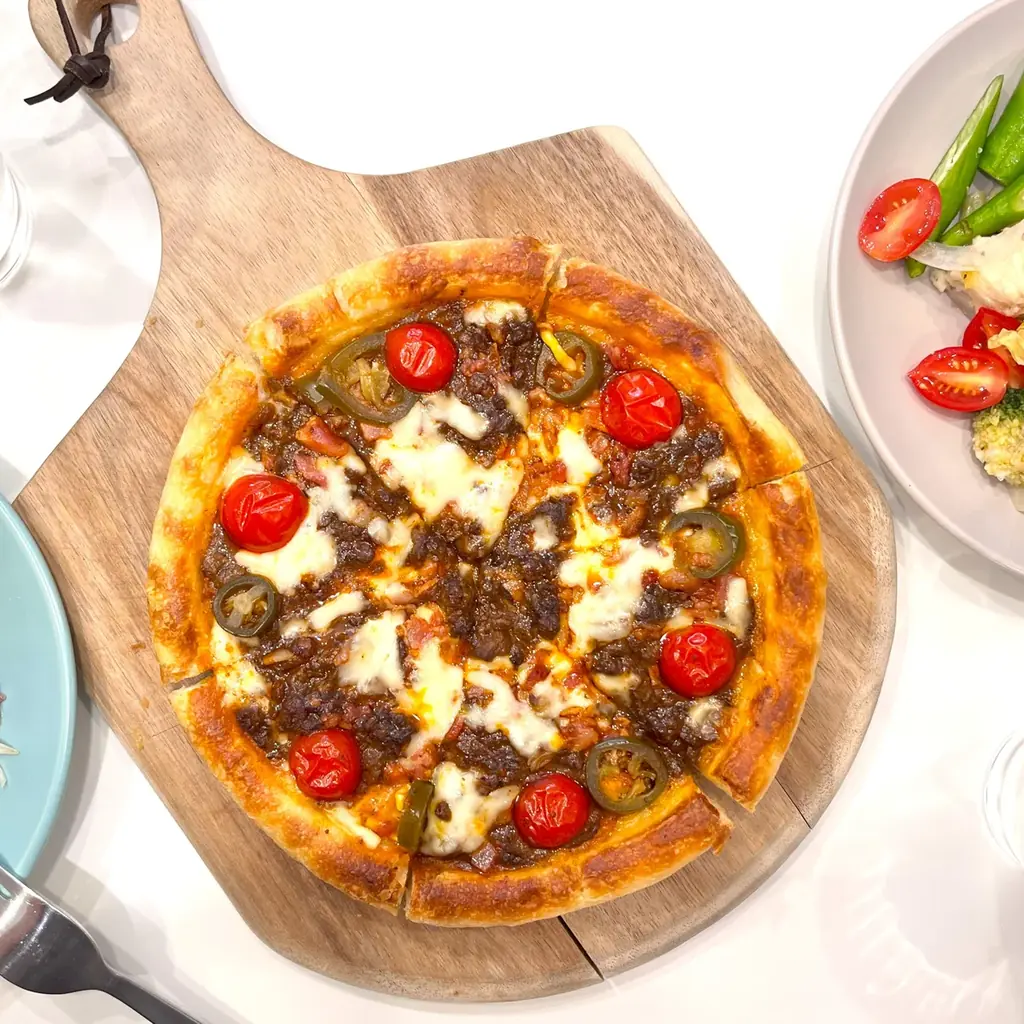 “フォカッチャの生地 × ディープディッシュピザ”『フォカッチャディッシュピザ』BURGERテイストのPIZZAを新発売！ 画像 4