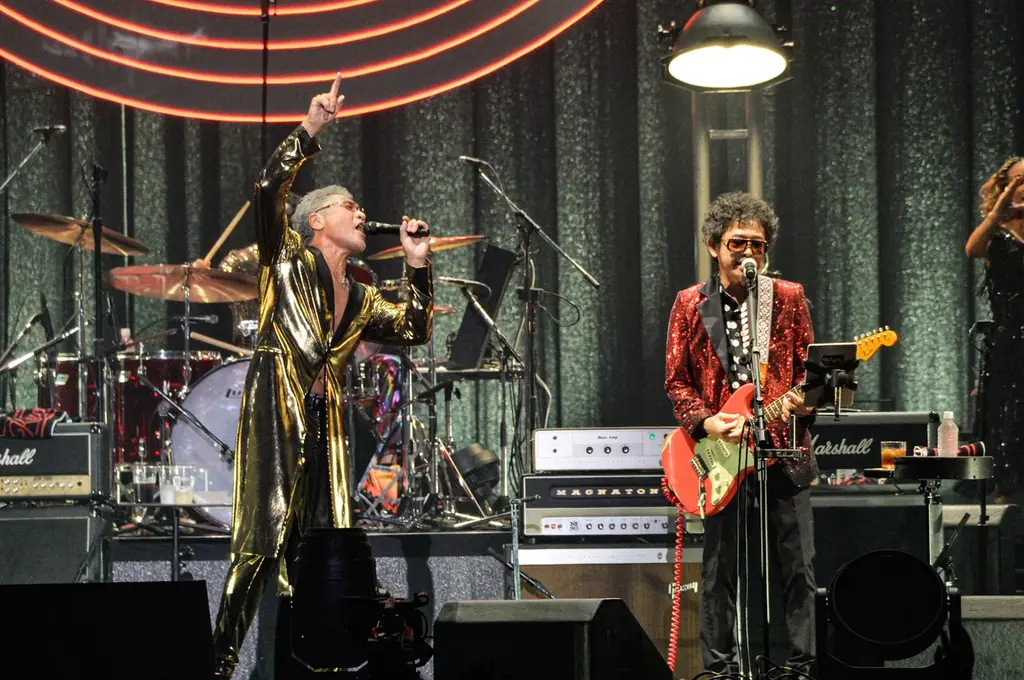 奥田民生と吉川晃司が結成したユニット、Ooochie Koochie。彼らの全国ツアー舞台裏に独占密着、武道館公演直後にインタビューを敢行したドキュメンタリーを、10月25日にWOWOWで放送・配信！ 画像 2