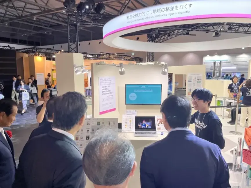 大阪・関西万博の来場者と地域おこし協力隊が対話 あるやうむが出展ブースでDAOコミュニティ紹介 画像 1