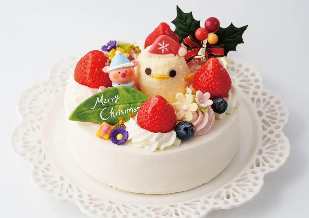 「ぴよりん」2025年クリスマスケーキ登場！冬の夜空に咲く花のように心をあたためる特別なケーキが勢ぞろい！6年ぶり復活「ブッシュドノエル」に、初登場「大きなトナカイぴよりん」も！ 画像 4