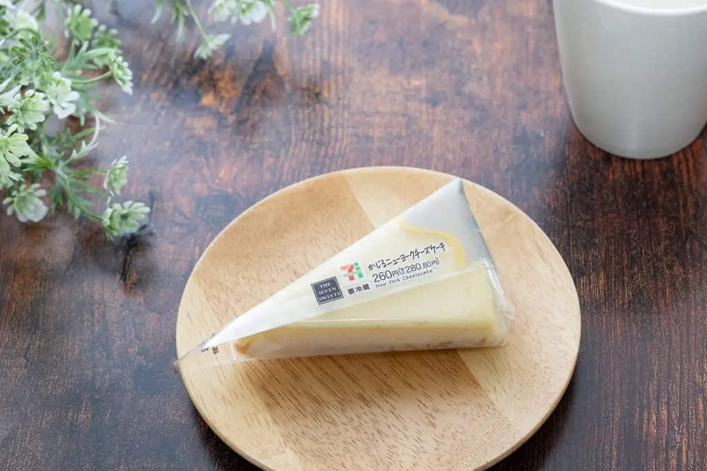 濃厚なクリームチーズの味わいと、さわやかなレモンの酸味が広がる「かじるニューヨークチーズケーキ」を10月28日（火）より順次発売 画像 2