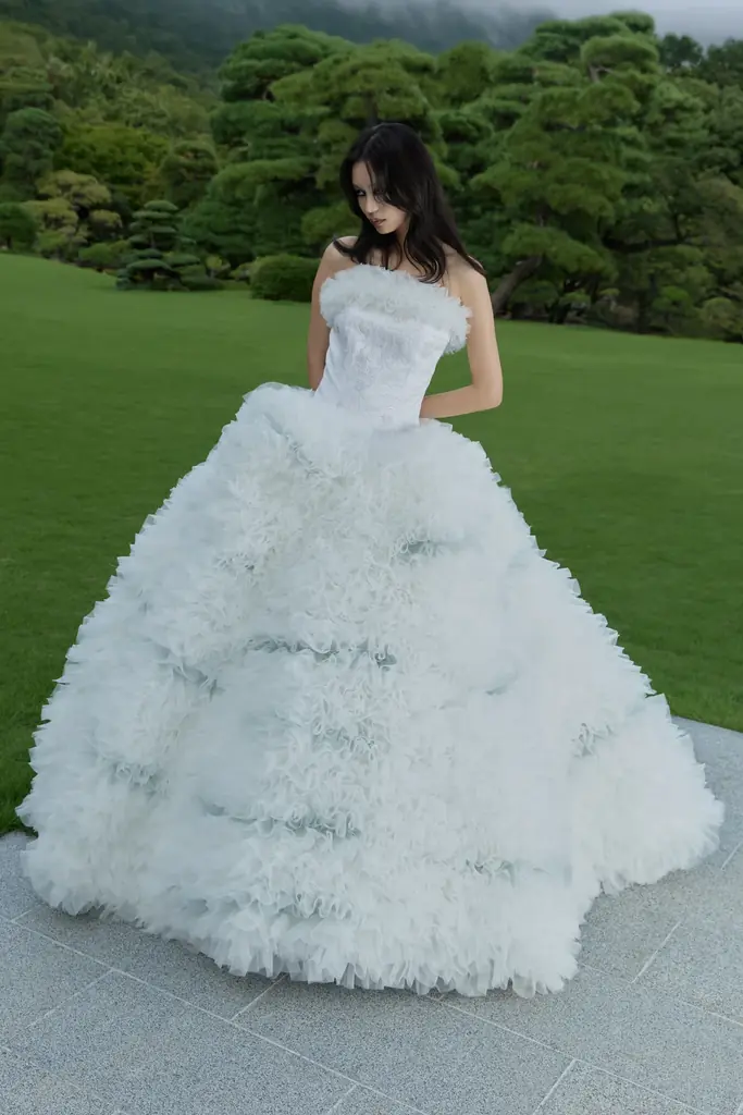 〈10/25よりご案内開始〉TOMO KOIZUMI ×「KOTOHOGI」がコラボレーション ー 八芳園でのみ着用できる特別なウエディングドレスが誕生 画像 3