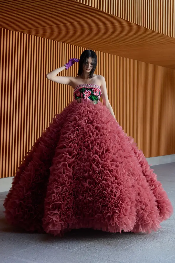 〈10/25よりご案内開始〉TOMO KOIZUMI ×「KOTOHOGI」がコラボレーション ー 八芳園でのみ着用できる特別なウエディングドレスが誕生 画像 5