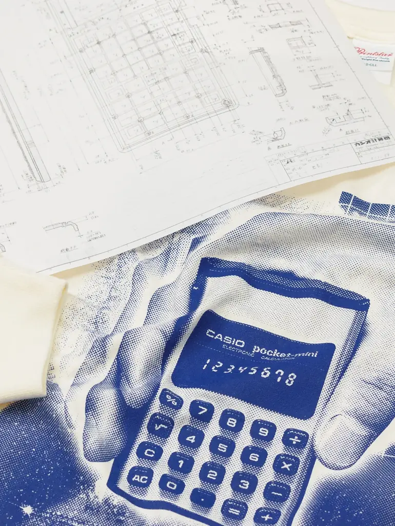 ケンエレファント×カシオ計算機　レトロフューチャーな「電卓」デザインを纏うコラボスウェット／ロンT予約販売スタート 画像 12