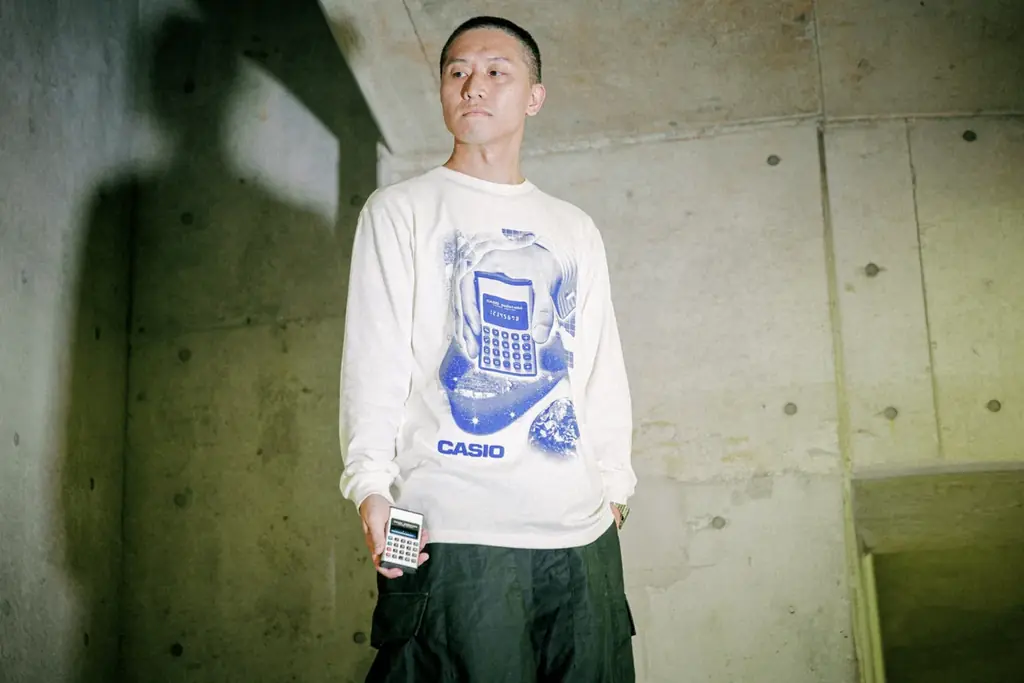 ケンエレファント×カシオ計算機　レトロフューチャーな「電卓」デザインを纏うコラボスウェット／ロンT予約販売スタート 画像 2