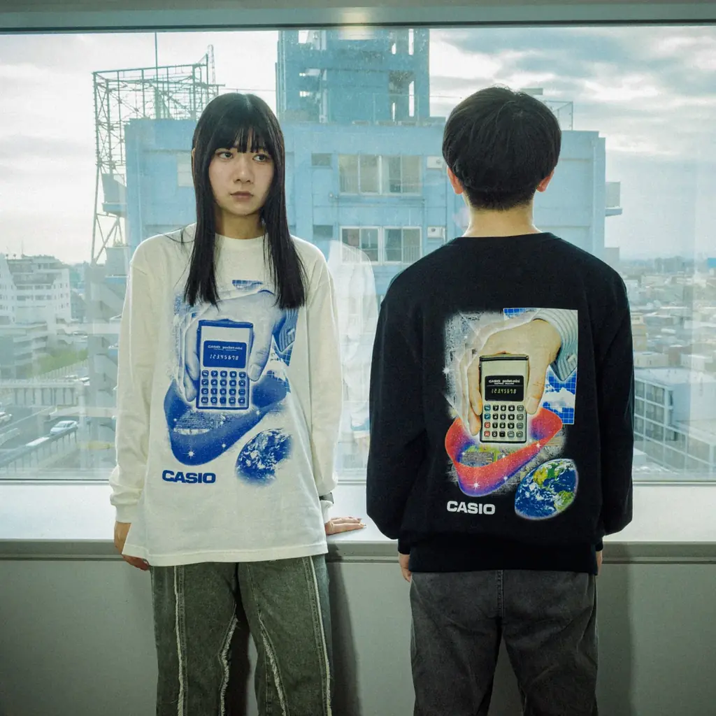 ケンエレファント×カシオ計算機　レトロフューチャーな「電卓」デザインを纏うコラボスウェット／ロンT予約販売スタート 画像 4