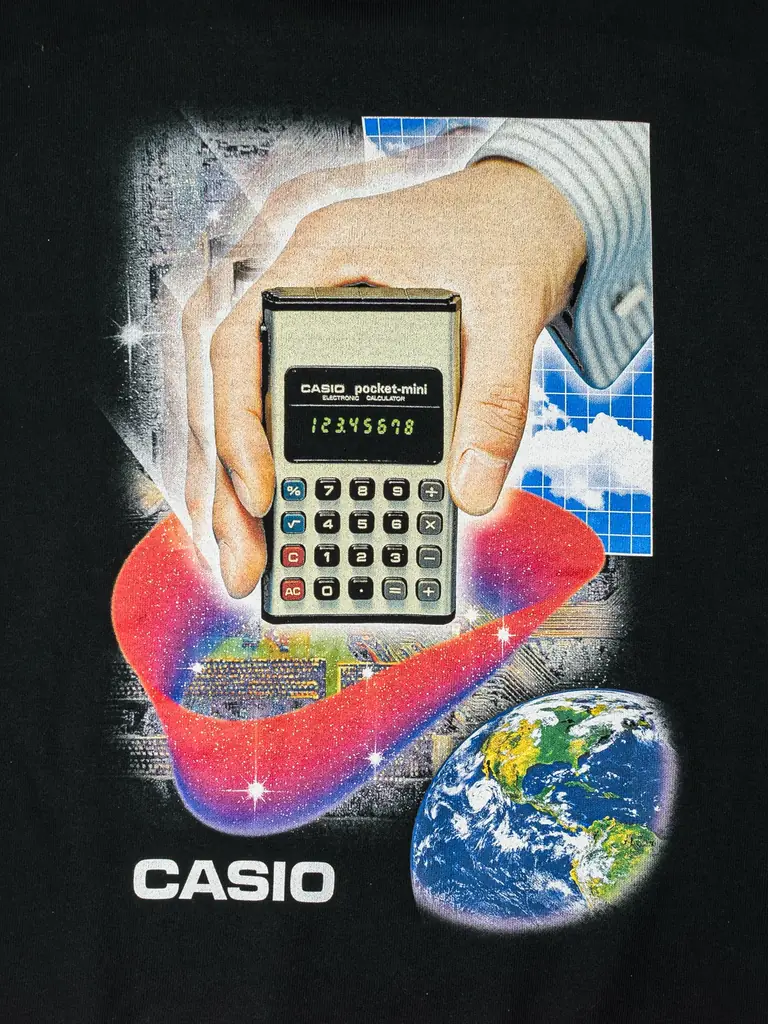 ケンエレファント×カシオ計算機　レトロフューチャーな「電卓」デザインを纏うコラボスウェット／ロンT予約販売スタート 画像 7