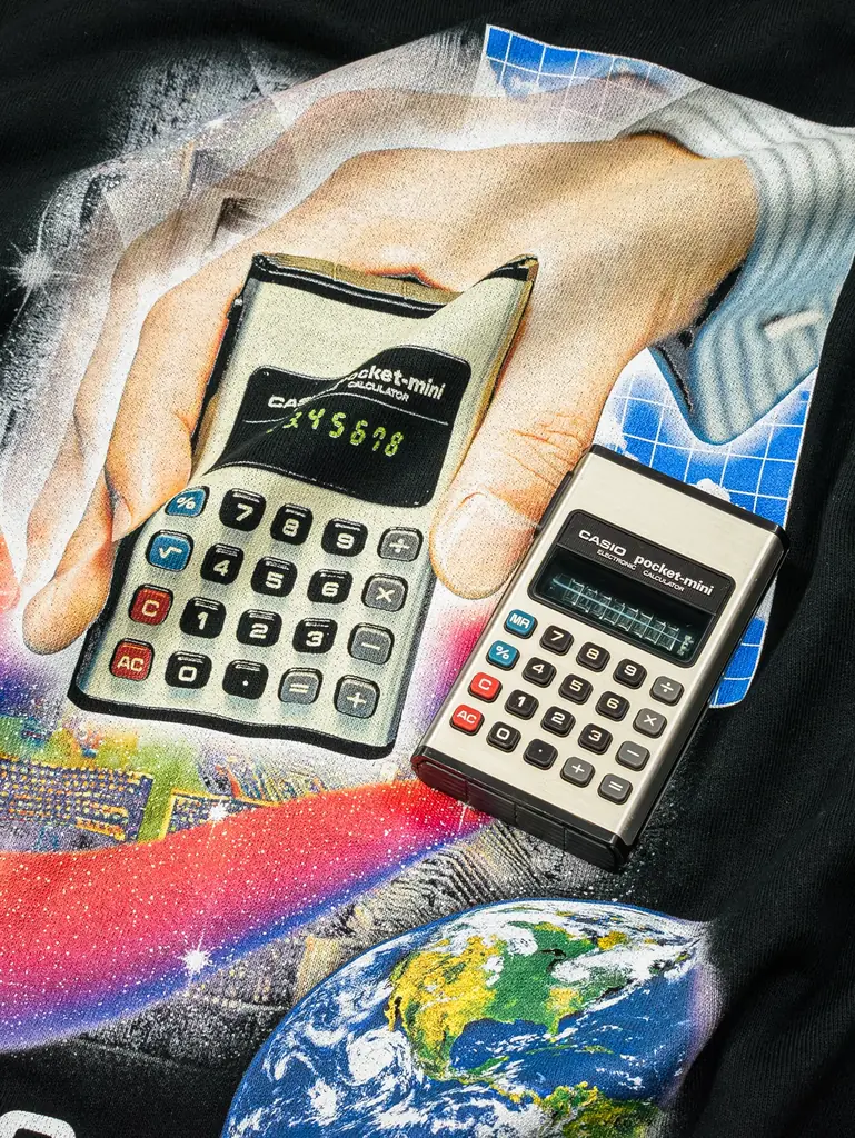 ケンエレファント×カシオ計算機　レトロフューチャーな「電卓」デザインを纏うコラボスウェット／ロンT予約販売スタート 画像 8