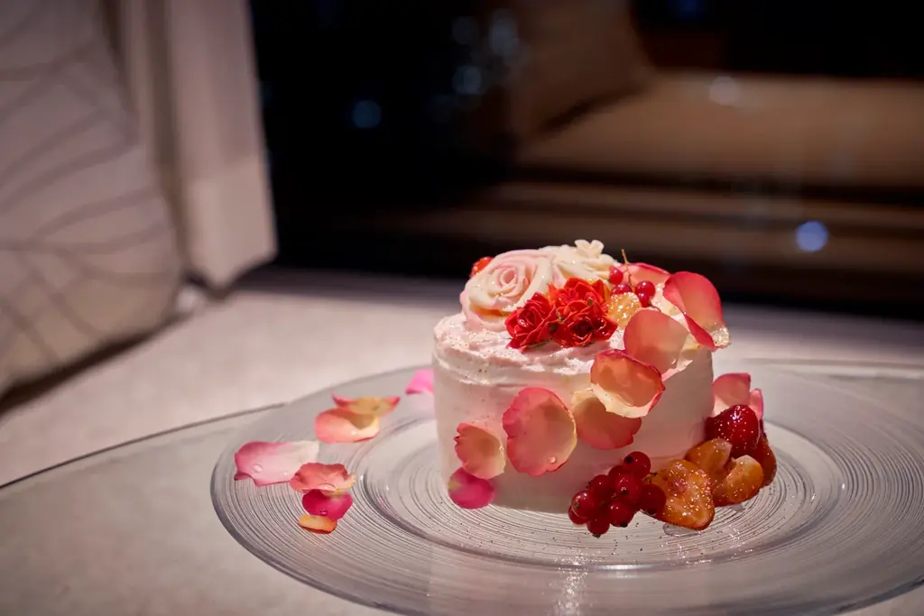 ザ・プリンスギャラリー 東京紀尾井町 フランス名門のロゼシャンパンとバラのデコレーションケーキで煌めく夜景と共に華やかに過ごすクリスマスステイプランを販売 画像 2