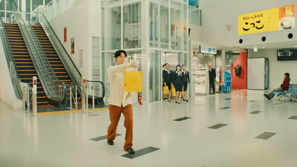 静岡出身の磯村勇斗さんが、地元銘菓「こっこ」のCMキャラクターに就任。「こっこ 売店」篇、「こっこ エスカレーター」篇、10月24日（金）より公開 画像 2