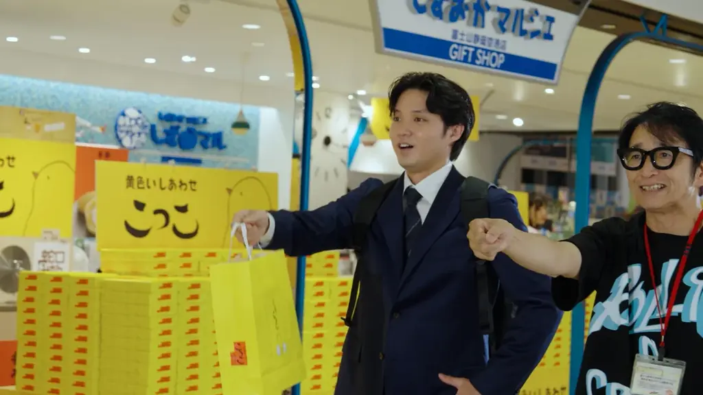 静岡出身の磯村勇斗さんが、地元銘菓「こっこ」のCMキャラクターに就任。「こっこ 売店」篇、「こっこ エスカレーター」篇、10月24日（金）より公開 画像 3